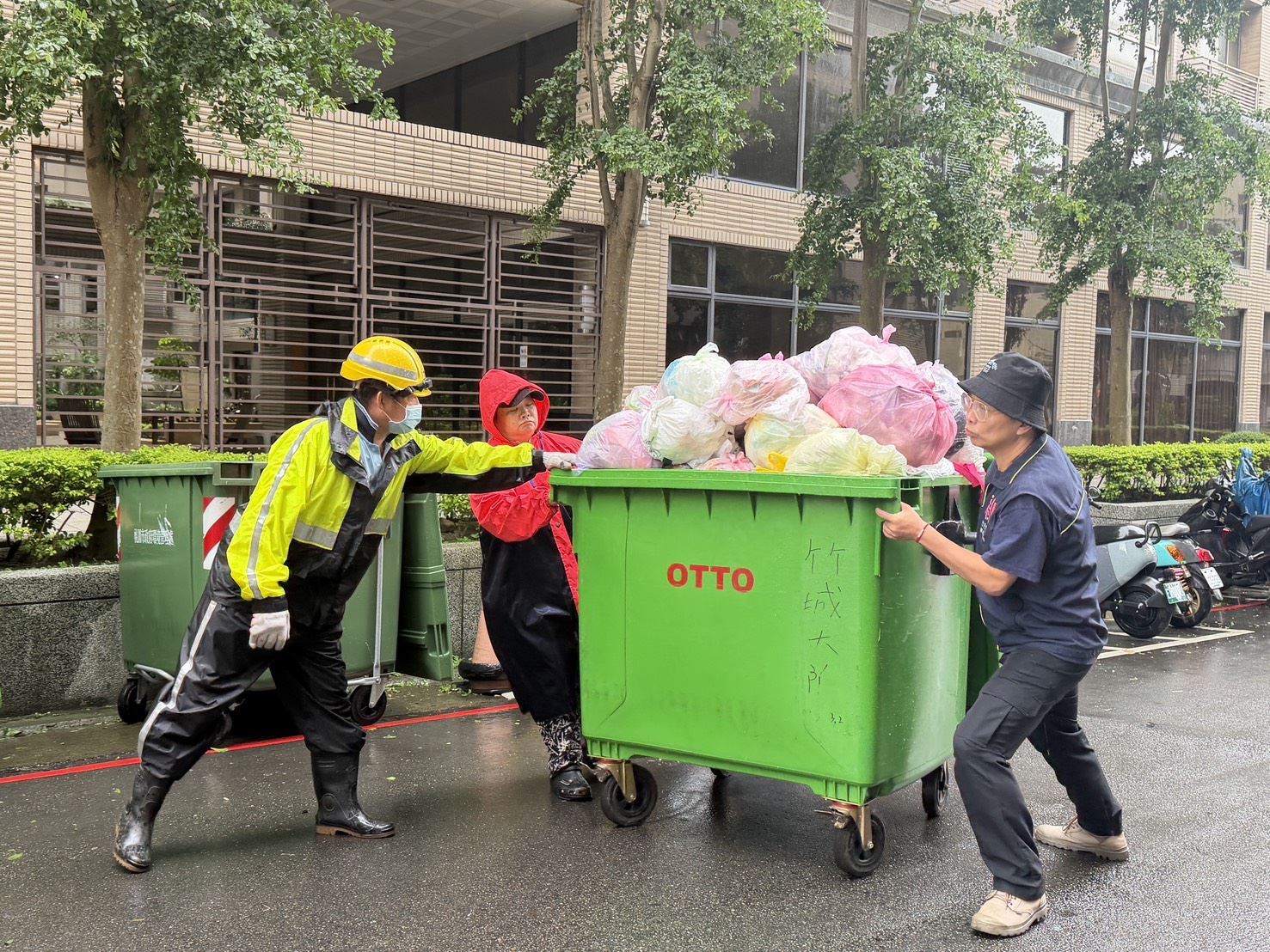 「巴威」颱風過境 桃園環保局全體動員恢復市容 (1).jpg